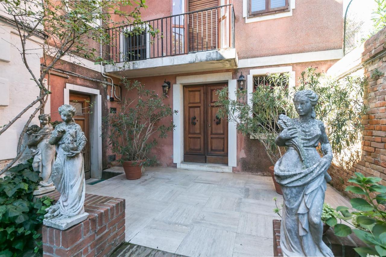 Behind On The Canalside Venedig Exterior foto