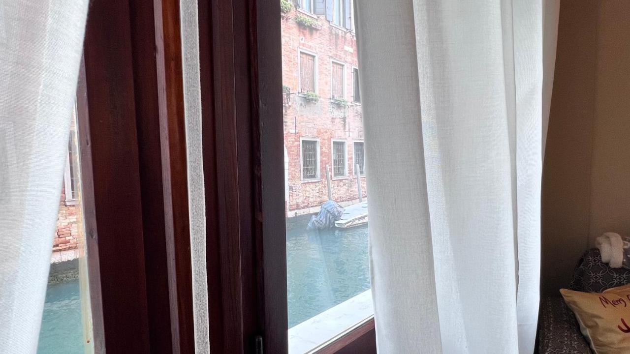 Behind On The Canalside Venedig Exterior foto